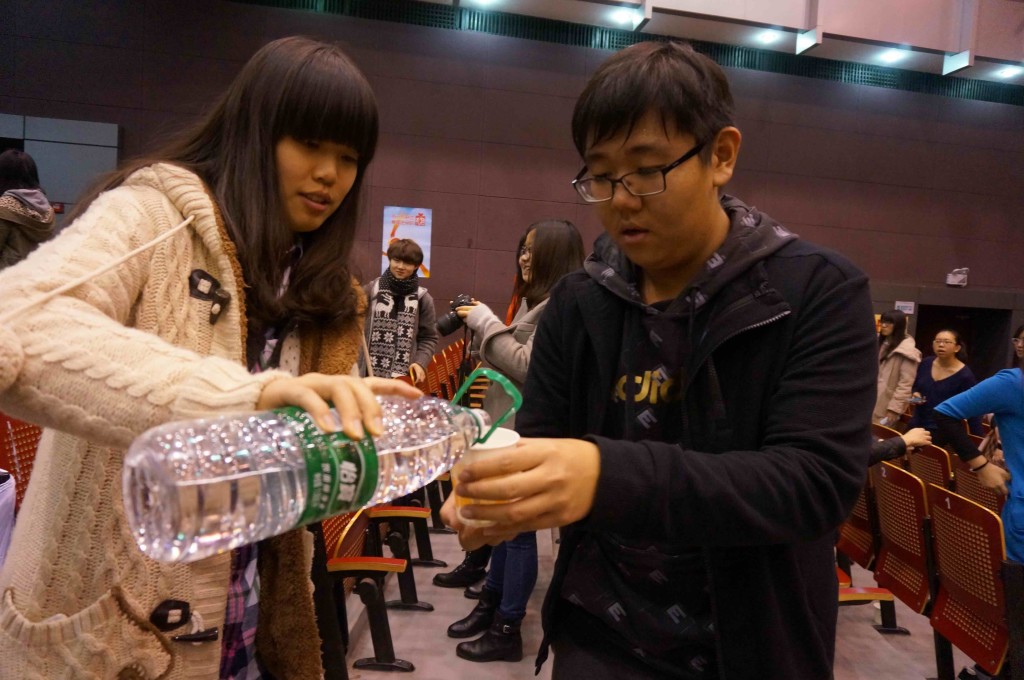 图四 志愿者部同学为献血者倒热水